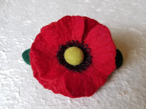 Haarspange mit Filzblüte und Klöppelspitze 03 (Mohn)