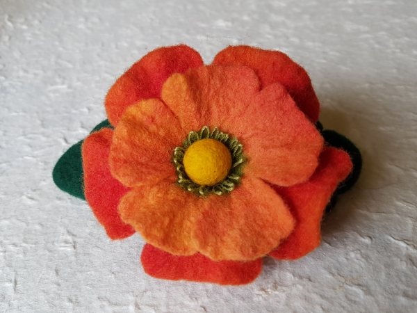 Haarspange mit Filzblüte und Klöppelspitze 02