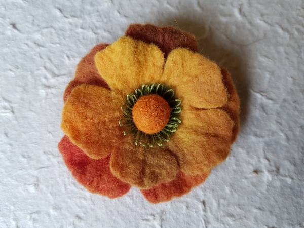 Brosche mit Filzblüte und Klöppelspitze 01