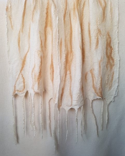 Nunofilzschal in weiß/beige