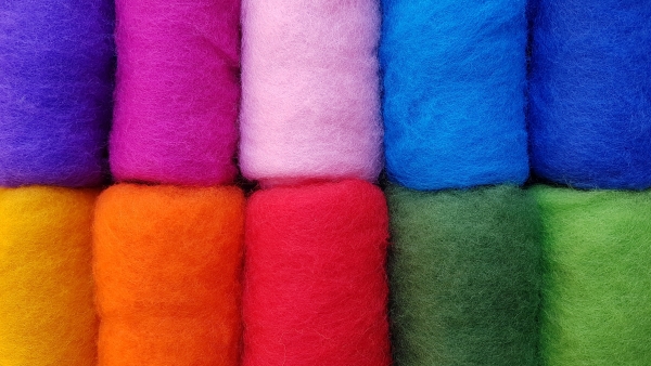 Merinowolle im Vlies, Farbzusammenstellung "Regenbogen" 100g